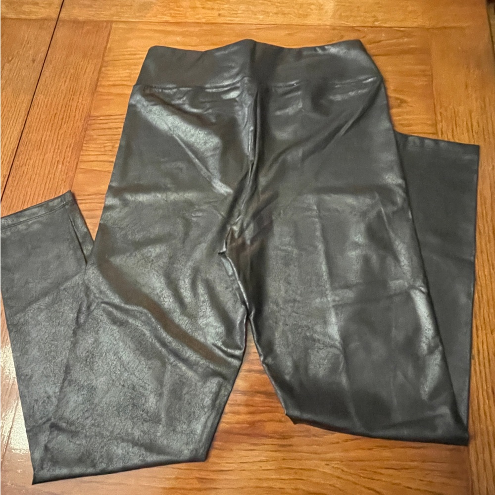Black Faux Leather Leggings 32x28”

NWOT

NICE~ soft faux leather
